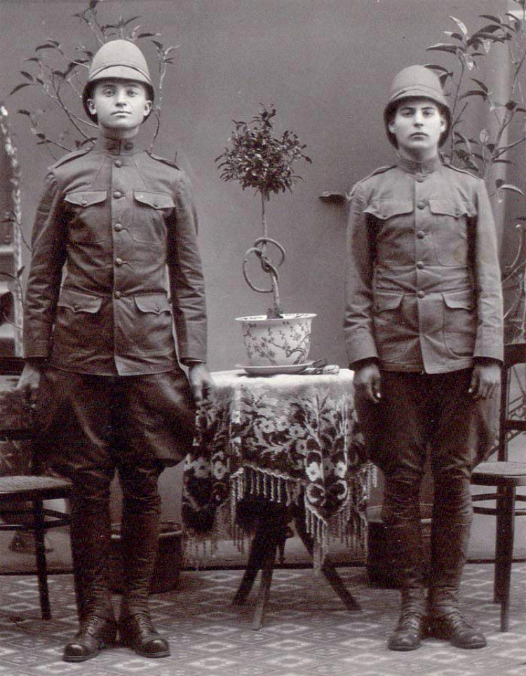 Two U.S. soldiers circa 1900 wearing the camouflage of the era: khaki.