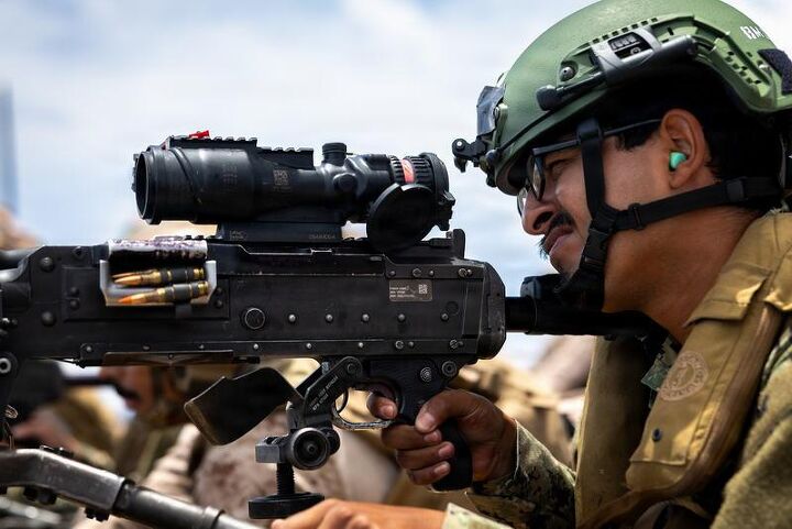 potd m240b machine guns at sea with marine expeditionary unit