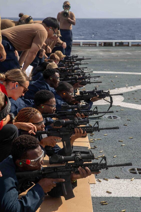 potd m4 drills on the flight deck uss fort lauderdale