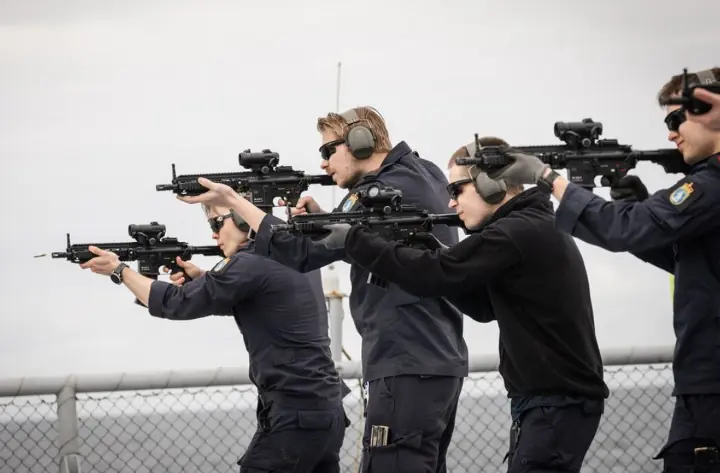 potd norwegian crew qualifies with glock p80 hk 416n in barents sea