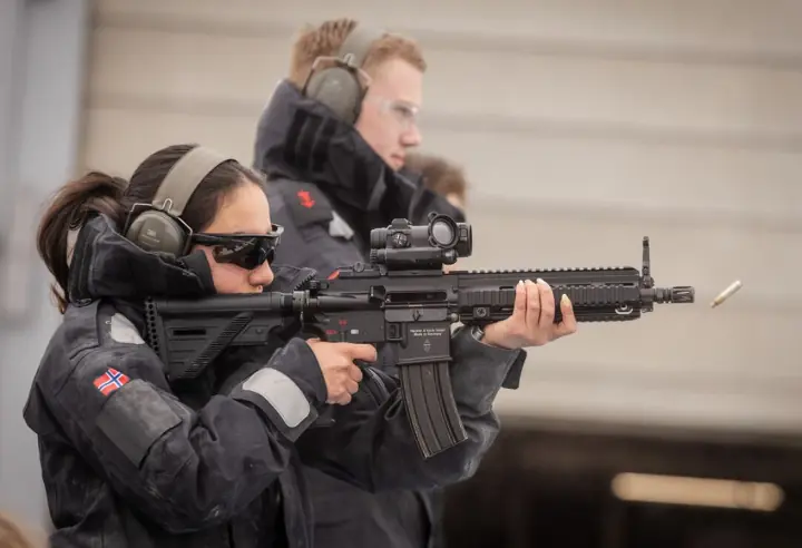 potd norwegian crew qualifies with glock p80 hk 416n in barents sea