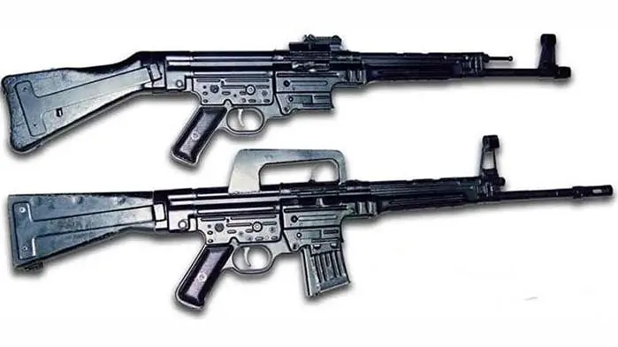 top 3 most deceptive movie gun props, Fake Mosfilm M16 next to STG 44